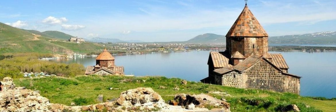 Armenien Osterreise: Klosterlandschaft am Sewan-See