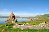 Armenien-Studienreise-Sewansee-mit-Kirchen