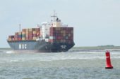 Niederlande-wanderreise-containerschiff-aufsee
