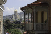 Georgienreise-tbilisi-balkone-altstadt-sameba-kathedrale
