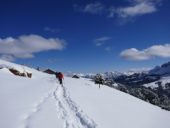 suedtirol-wanderreise-schnee-ausblick-berge-weg-wanderer