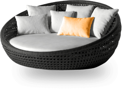 Sofa-mit-orangenem-undweißen-Kissen