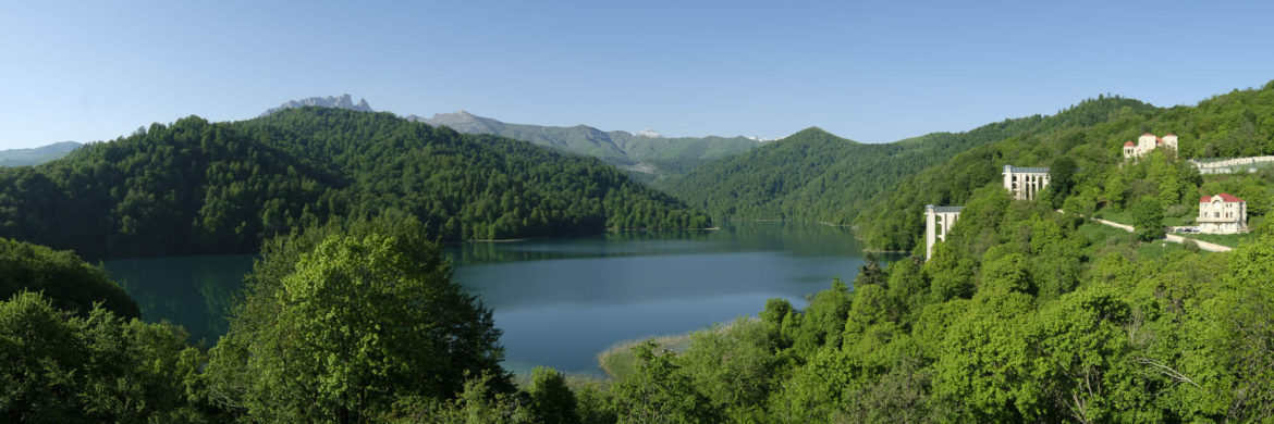 Göygöl-der-"Blaue See"-in-Aserbaidschan-im-Kleinen-Kaukasus-Wanderreise